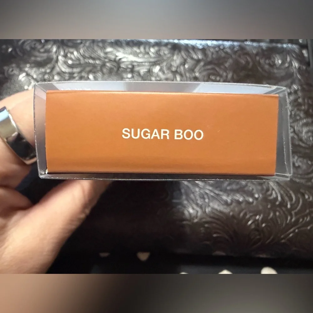 NIB HUDA BEAUTY Liquid Matte Lipstick - SUGAR BOO - Picture 3 of 3